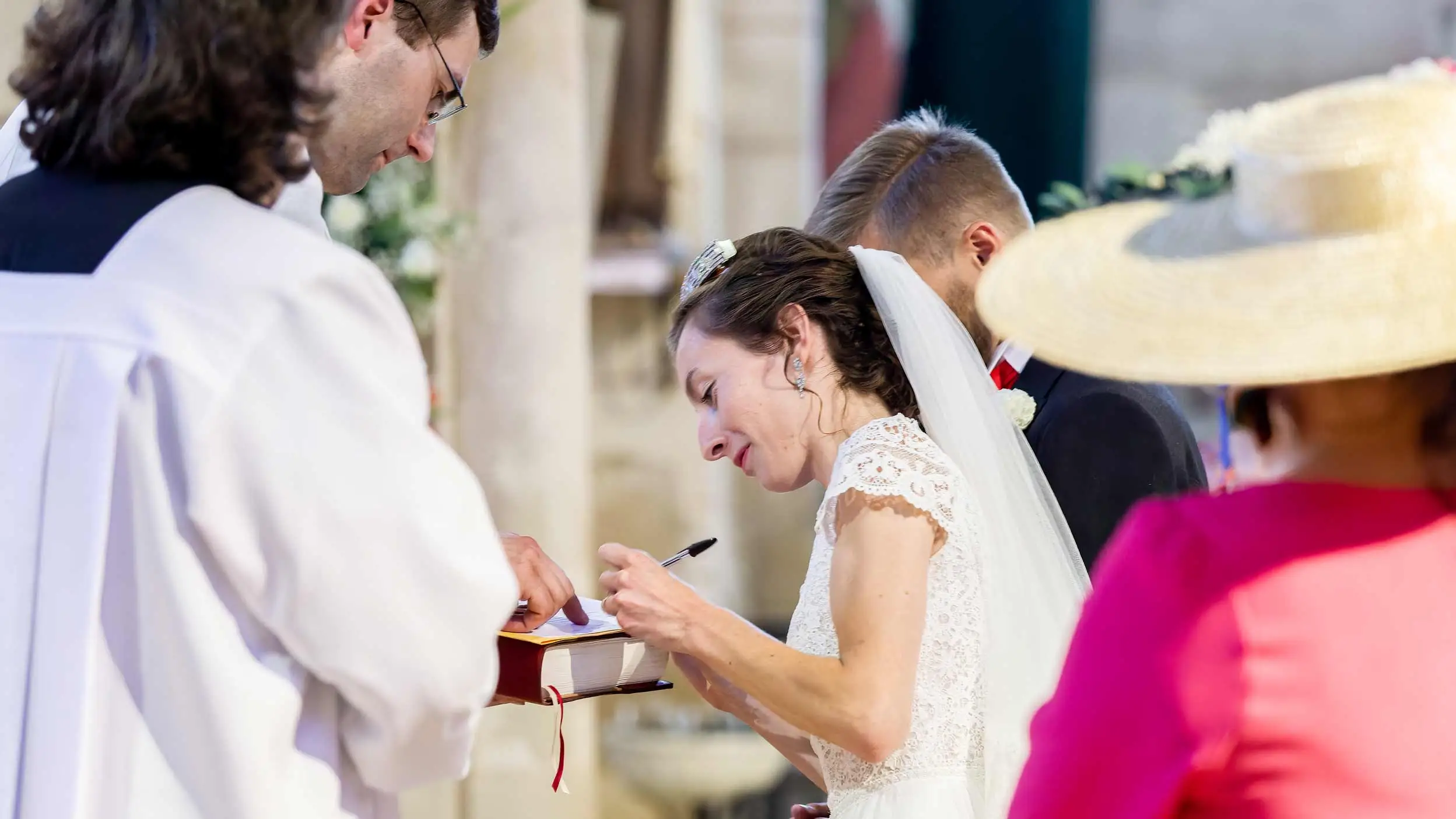 photographe mariage Sixtine & Côme à Cluzeau à Thollet shooting couple église de Montmorillon