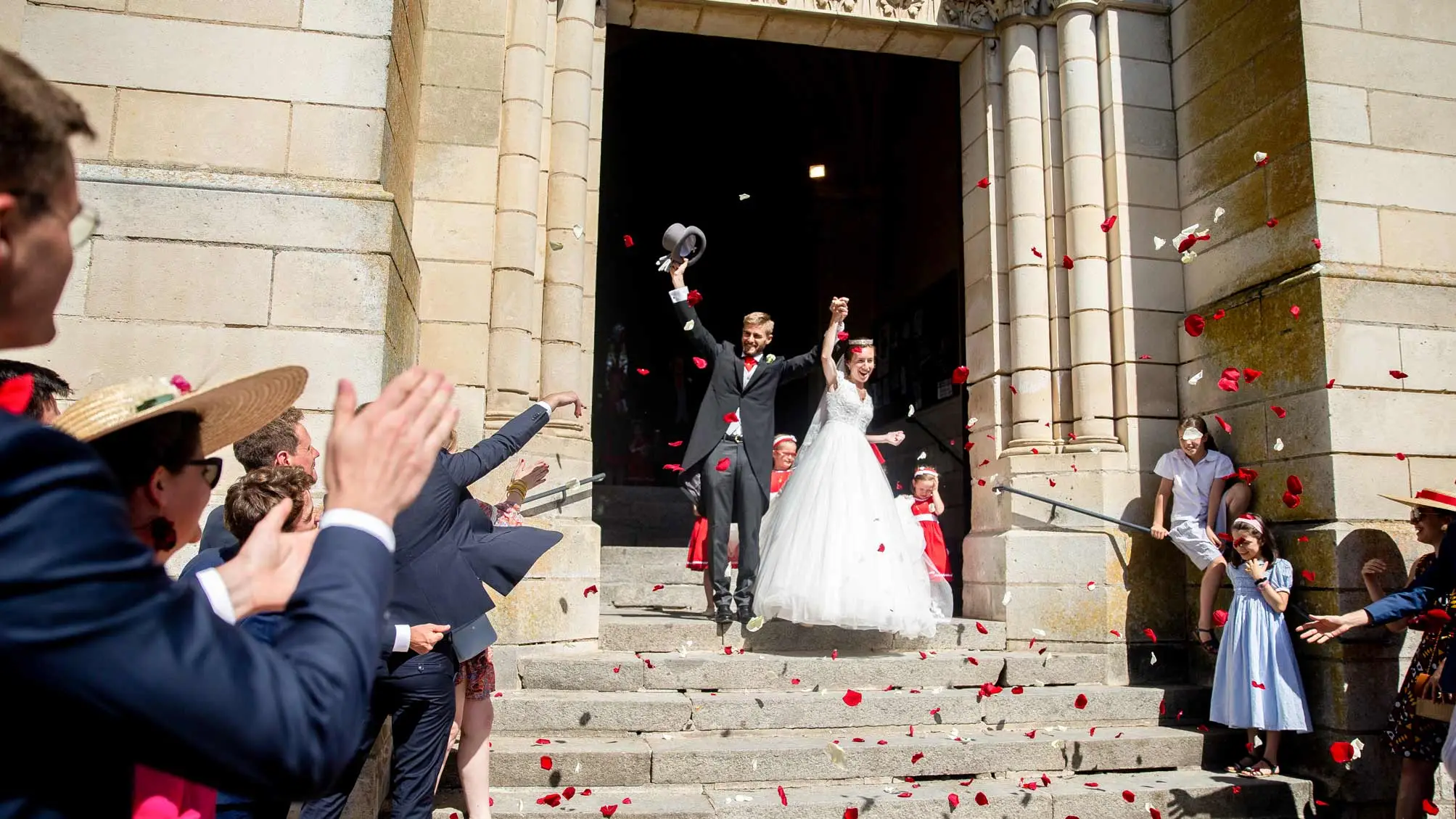 photographe mariage Sixtine & Côme à Cluzeau à Thollet shooting couple église de Montmorillon