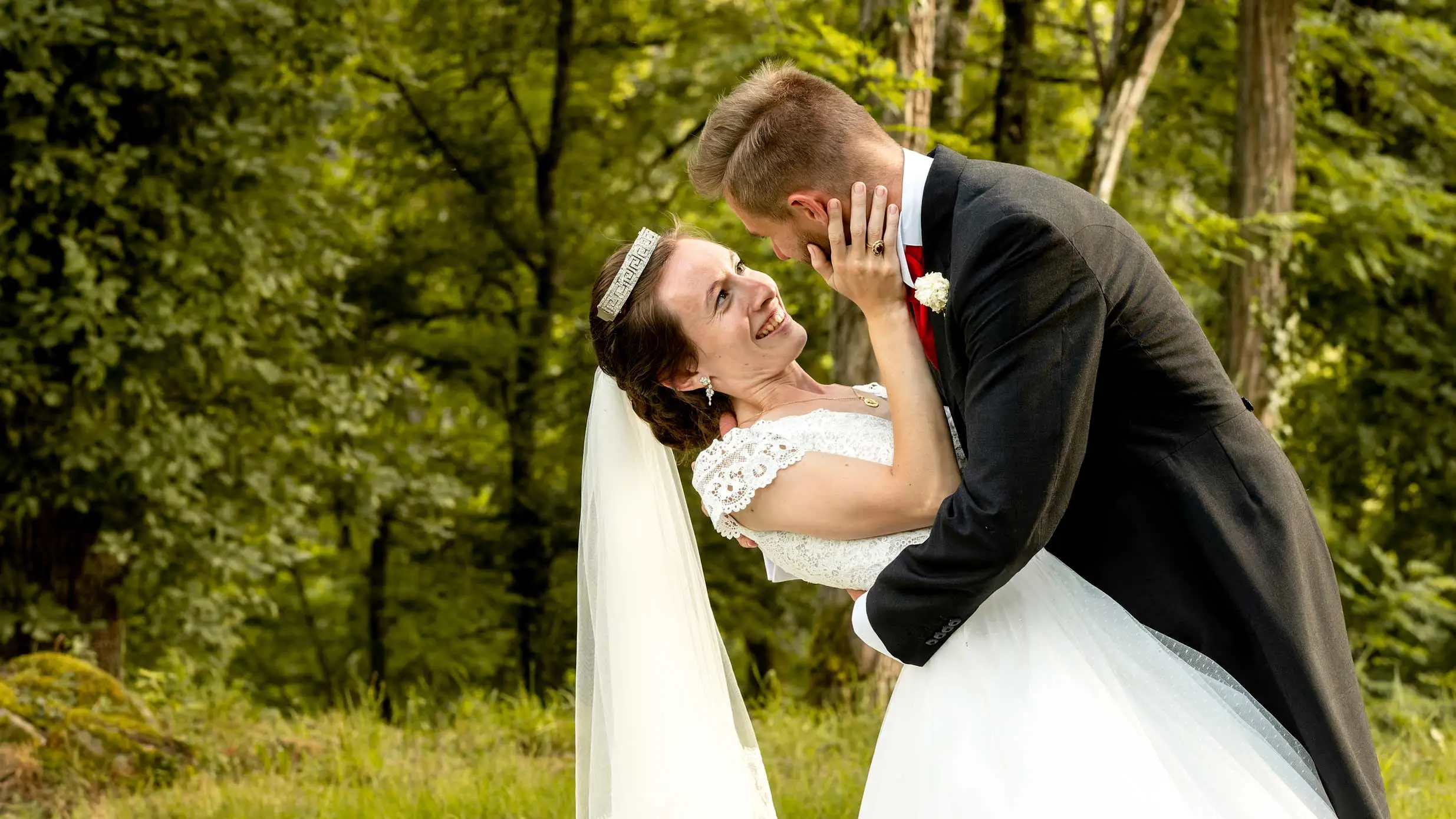 photographe mariage Sixtine & Côme à Cluzeau à Thollet shooting couple église de Montmorillon