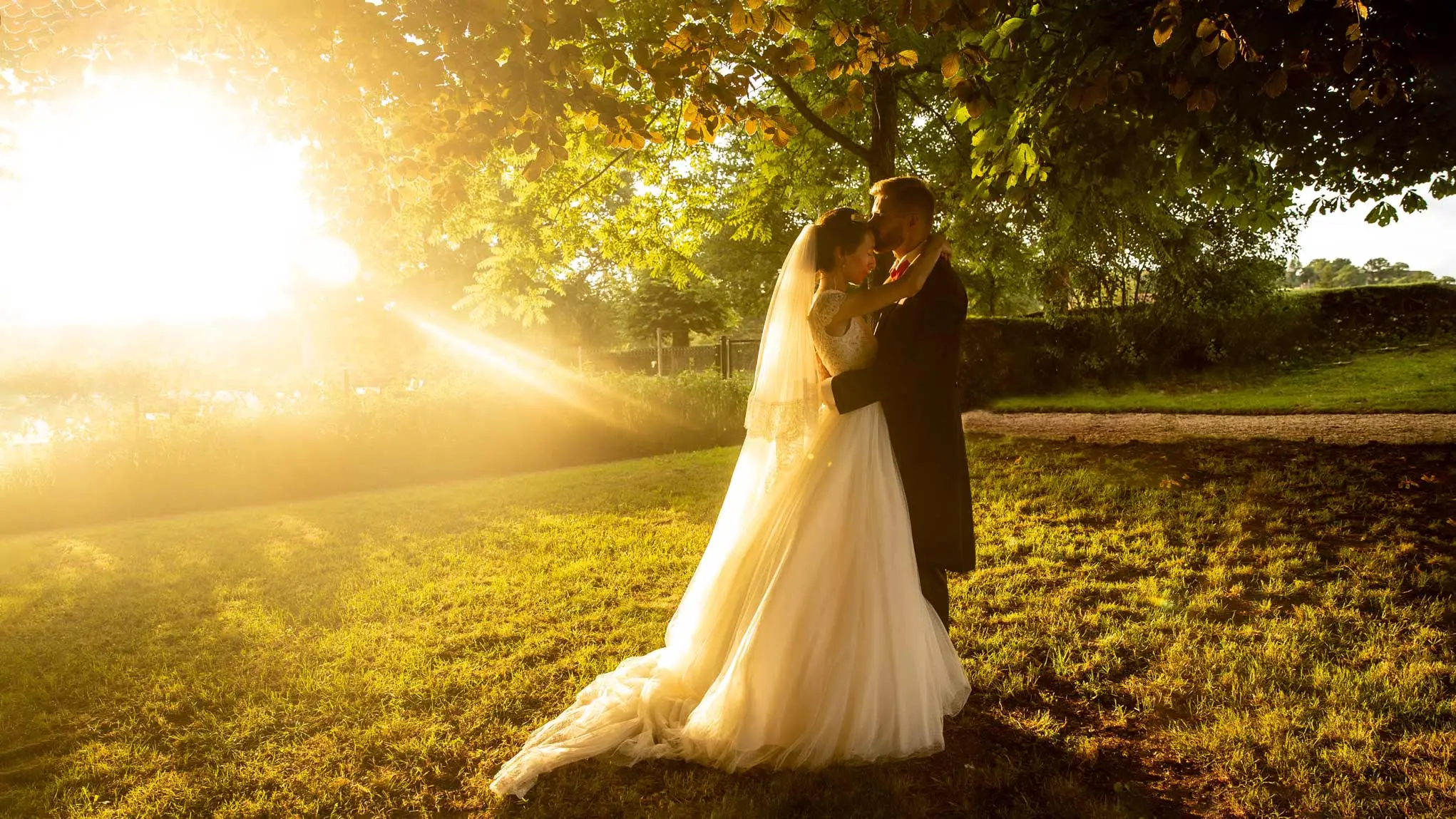 photographe mariage Sixtine & Côme à Cluzeau à Thollet shooting couple église de Montmorillon