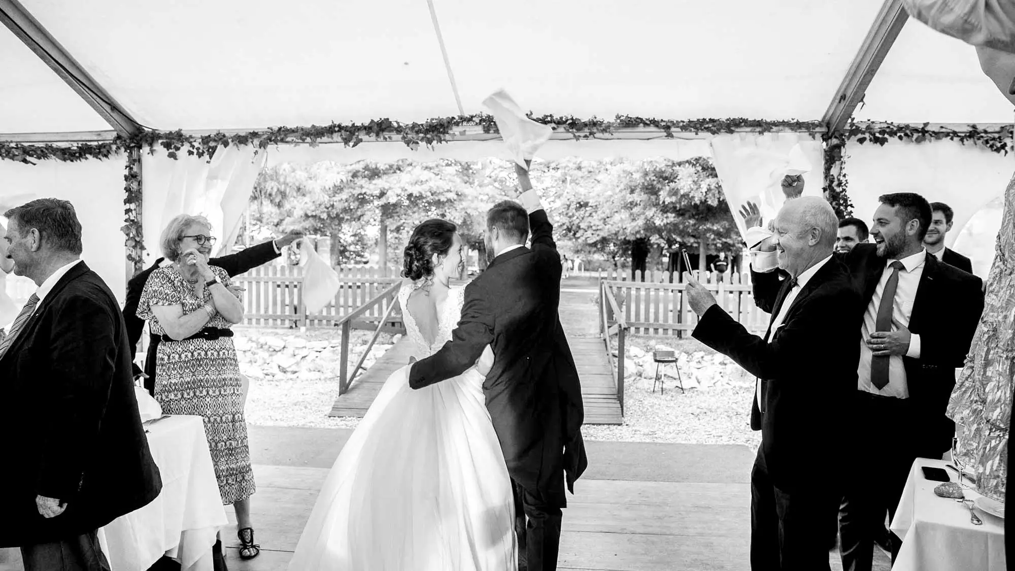 photographe mariage Sixtine & Côme à Cluzeau à Thollet shooting couple église de Montmorillon