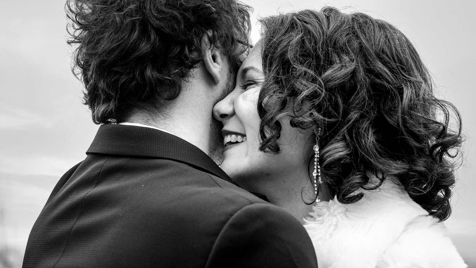 Photographe de mariage en région centre val de loircouple mariage mariée calin blois costume