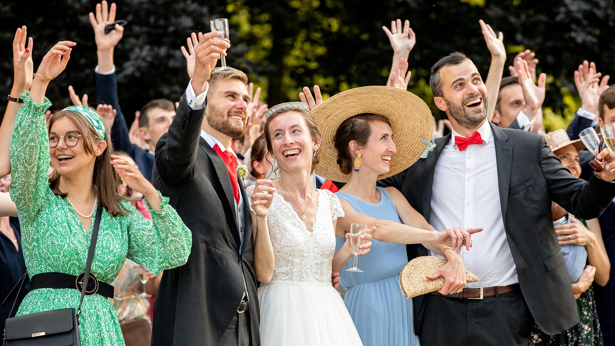 Photographe de mariage en région centre val de loircouple mariage mariée calin blois costume