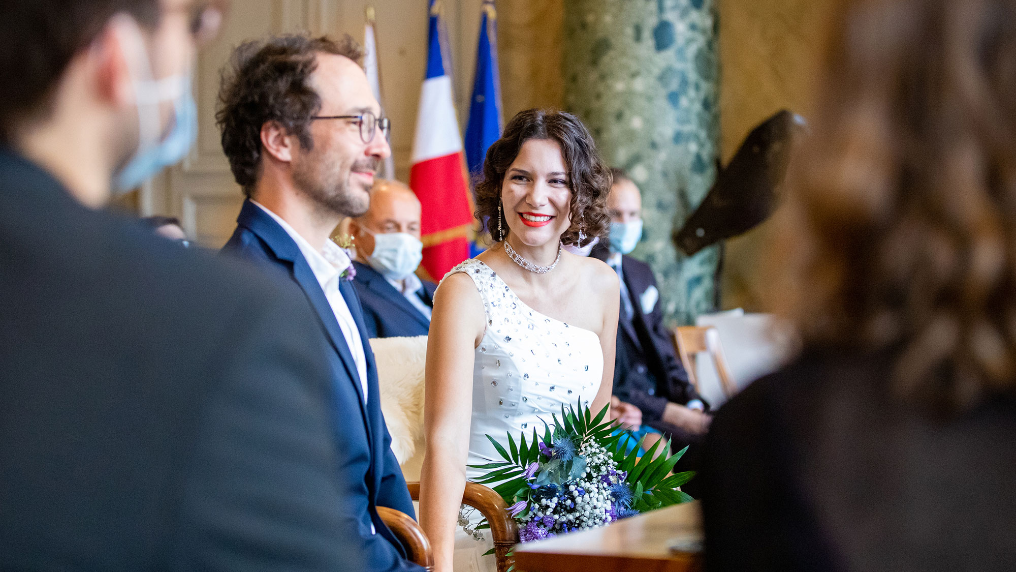 Photographe de mariage en région centre val de loircouple mariage mariée calin blois costume